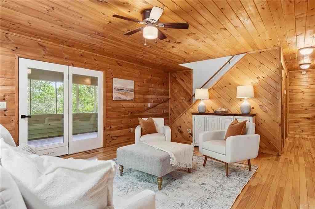 946 Laurel Cir - Photo 4 of 32