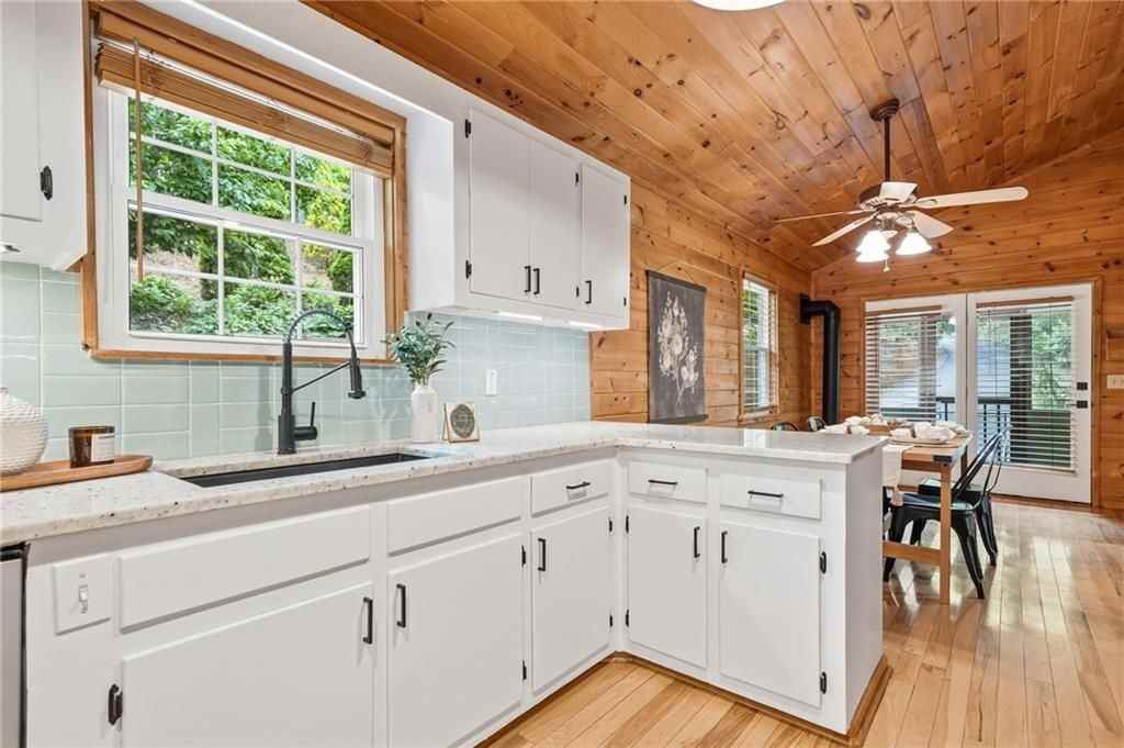 946 Laurel Cir - Photo 7 of 32