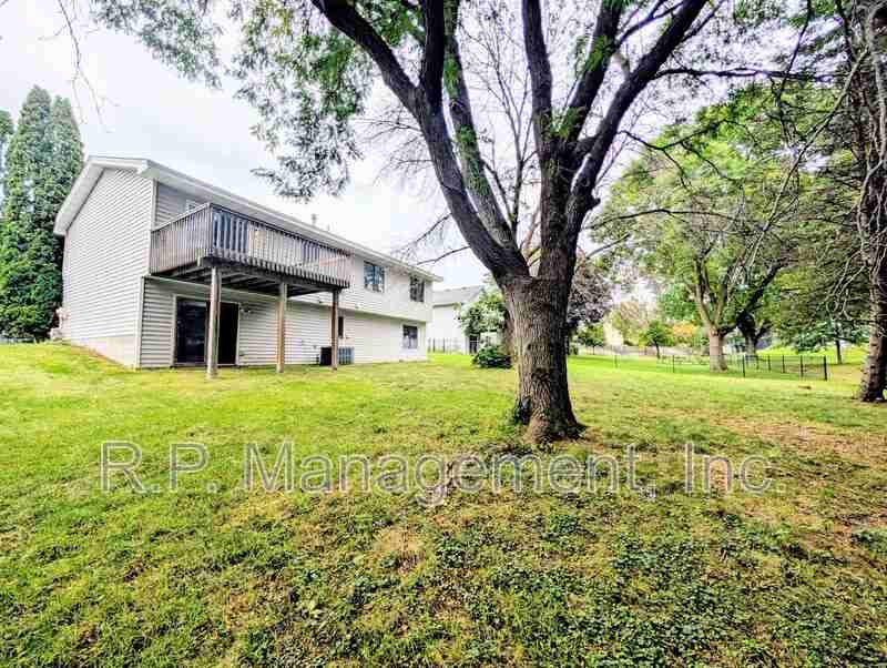 940 Jefferson Ln - Photo 2 of 21