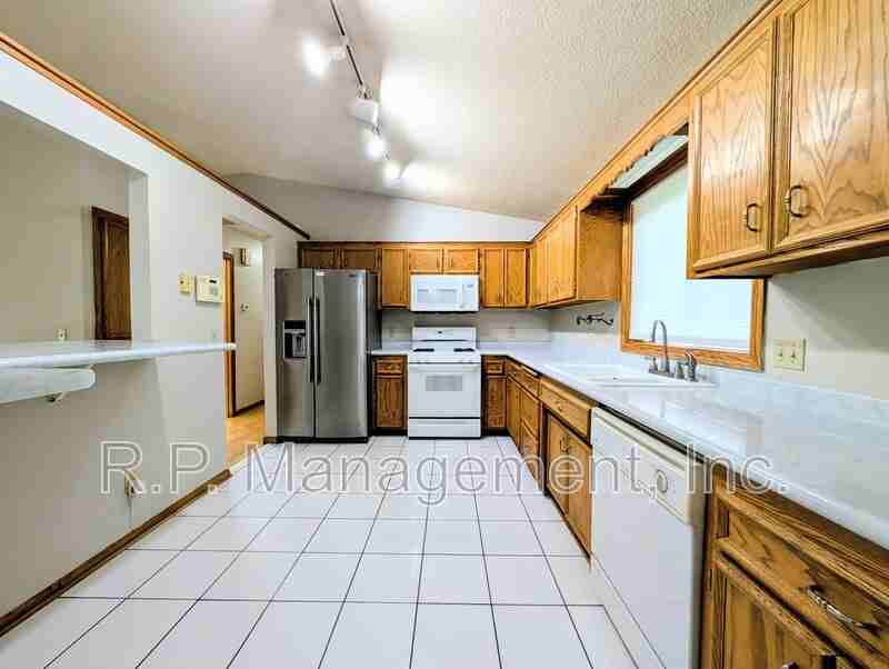 940 Jefferson Ln - Photo 7 of 21
