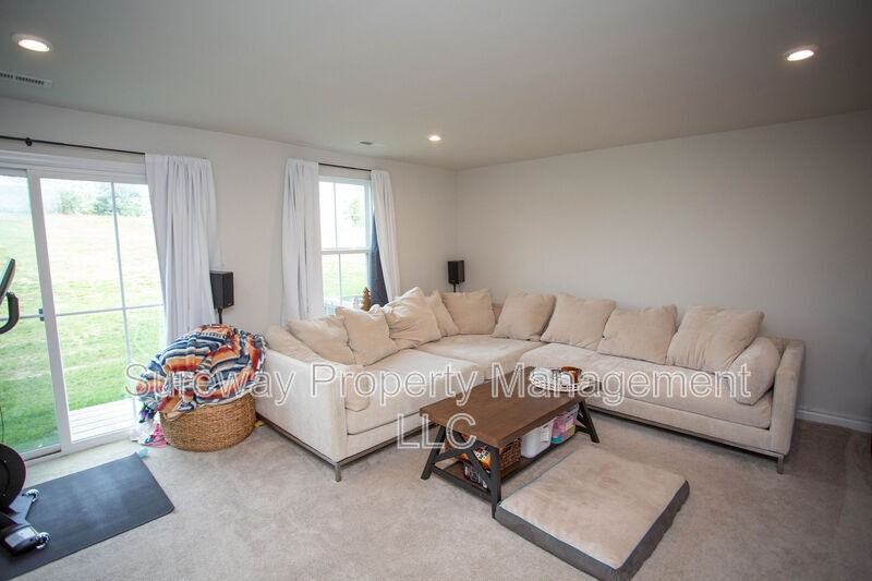52 Hamilton Ct - Photo 3 of 34