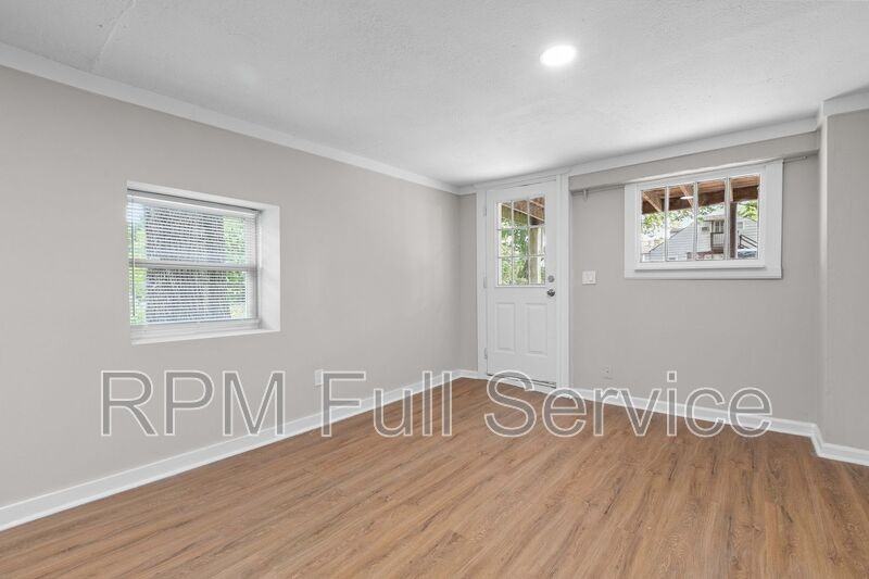 325 54th Ave N #AH - Photo 7 of 20