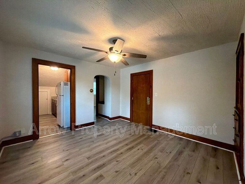 3304 S 40th St #4 - Photo 4 of 14