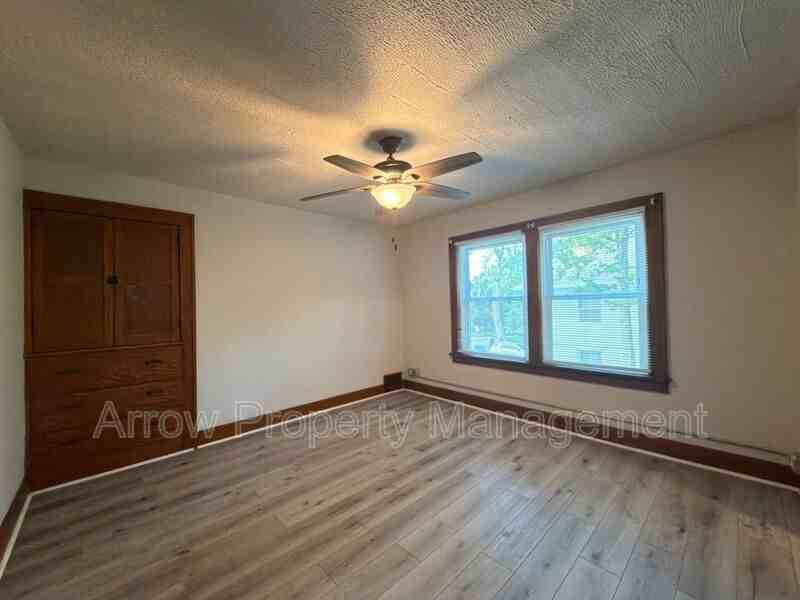 3304 S 40th St #4 - Photo 6 of 14