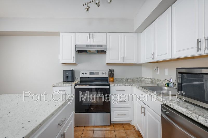 1814 E Fairmount Ave - Photo 5 of 28