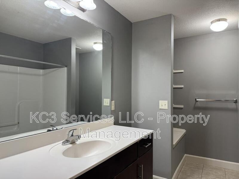 9326 N Robinhood Ave - Photo 3 of 13