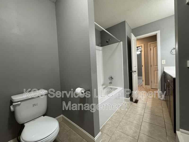 9326 N Robinhood Ave - Photo 4 of 13