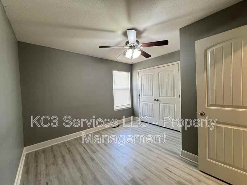 9326 N Robinhood Ave - Photo 5 of 13