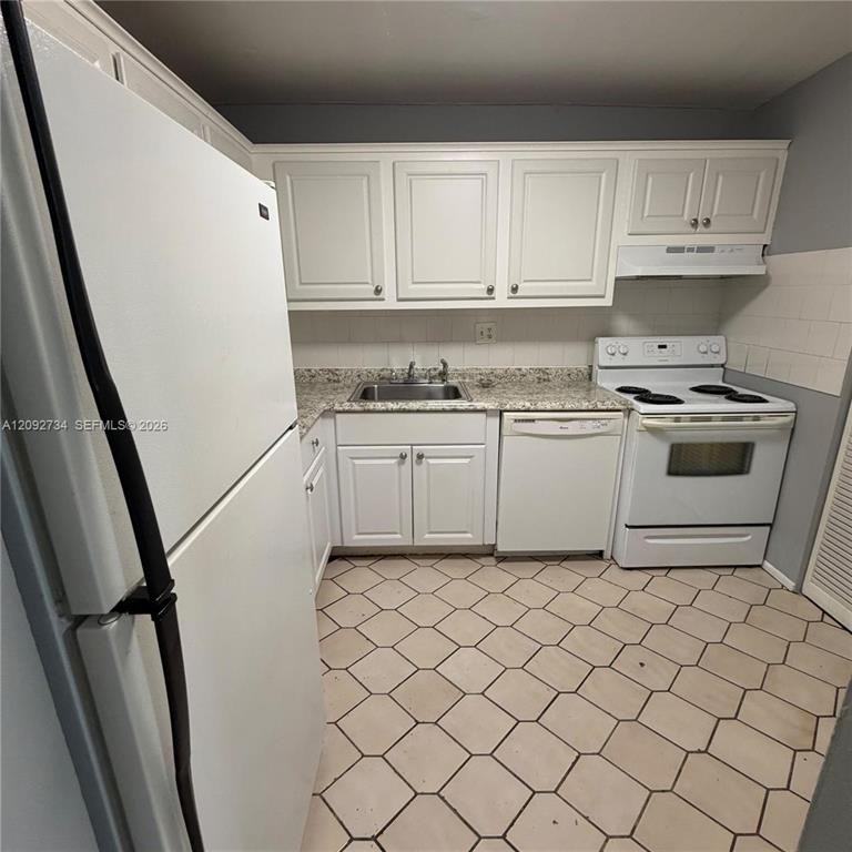 VERSAILLES GARDENS CONDO - Photo 2 of 10