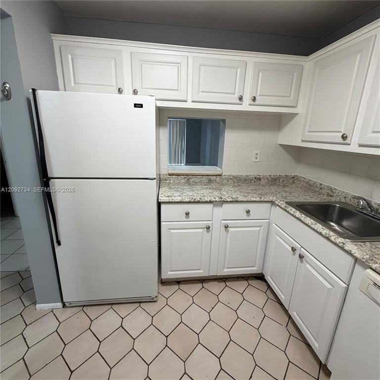 VERSAILLES GARDENS CONDO - Photo 4 of 10