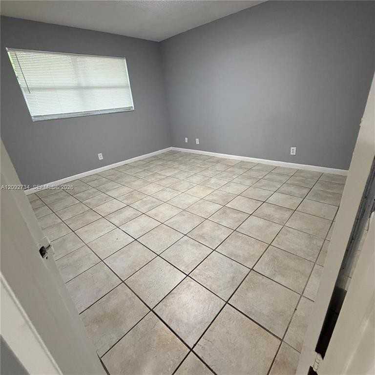 VERSAILLES GARDENS CONDO - Photo 5 of 10