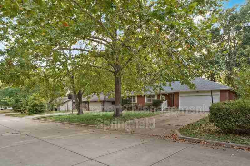 2053 S Hillcrest Ave - Photo 2 of 24
