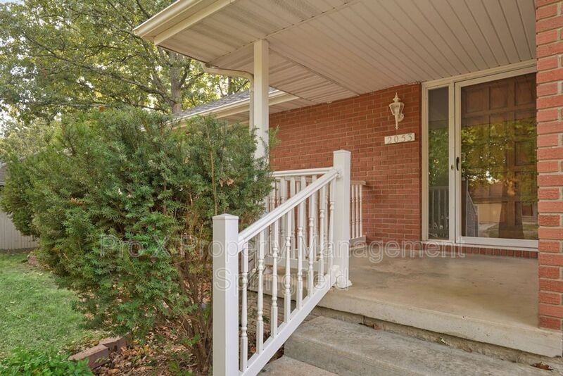 2053 S Hillcrest Ave - Photo 3 of 24