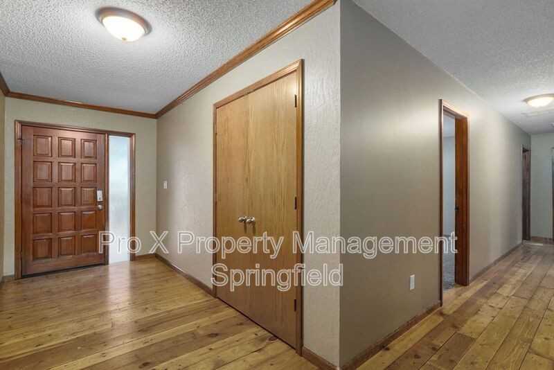2053 S Hillcrest Ave - Photo 4 of 24
