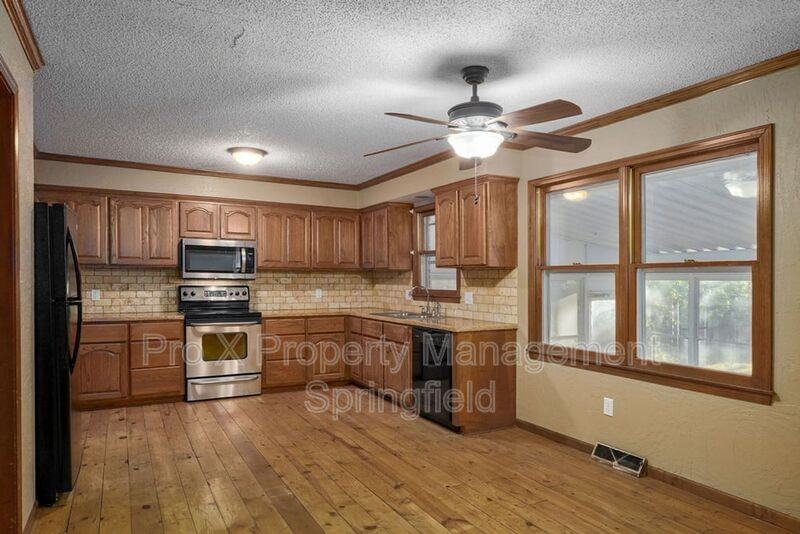 2053 S Hillcrest Ave - Photo 5 of 24