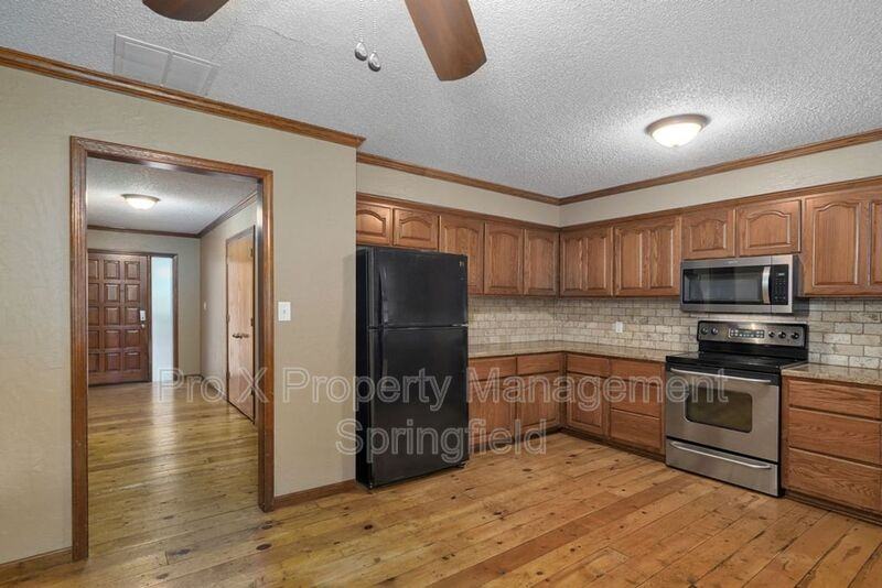 2053 S Hillcrest Ave - Photo 6 of 24
