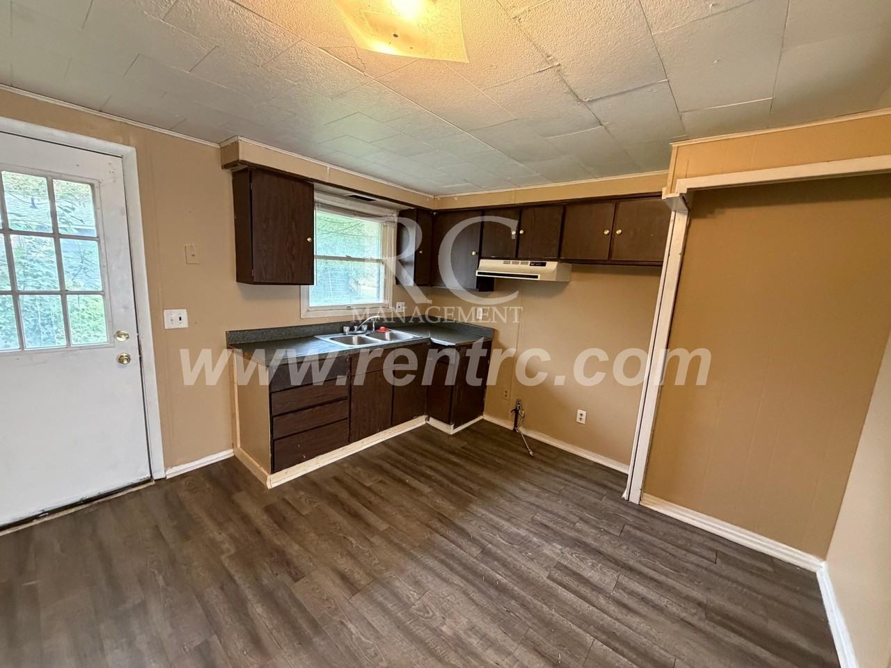 1129 N Jackson St Apt B - Photo 2 of 11