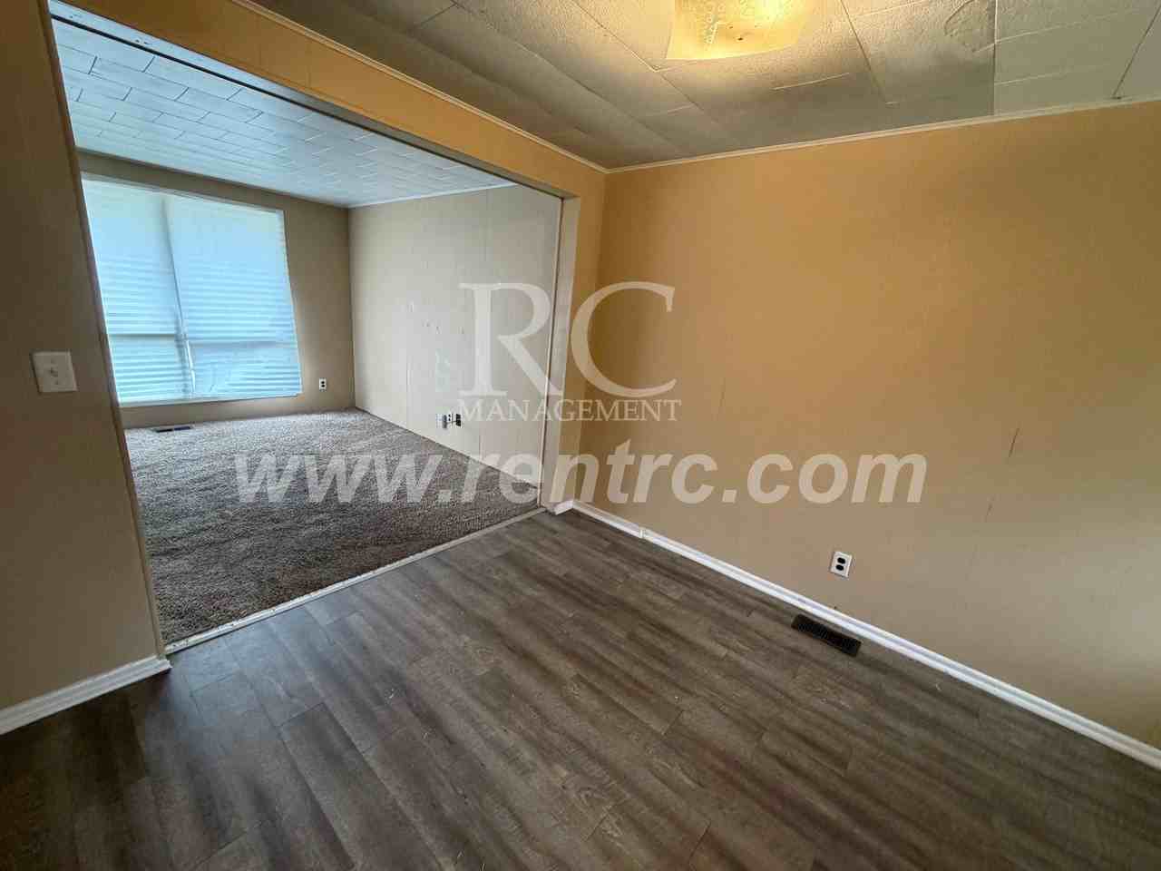 1129 N Jackson St Apt B - Photo 3 of 11