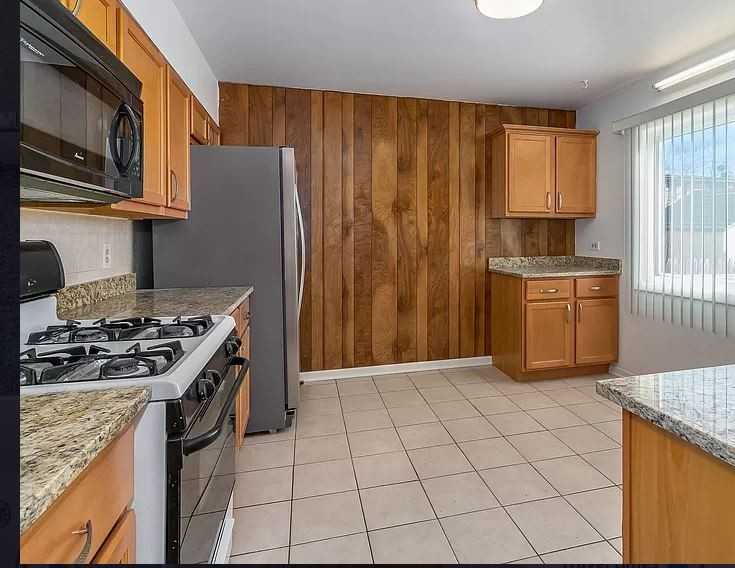 615 Maple Ct - Photo 3 of 12