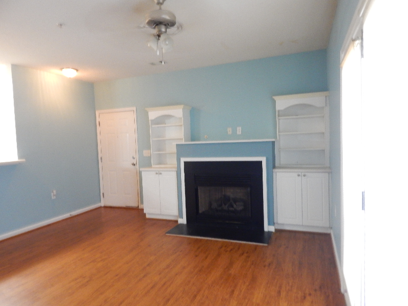 301 Mckenna Cir - Photo 3 of 16