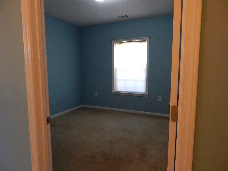 301 Mckenna Cir - Photo 7 of 16