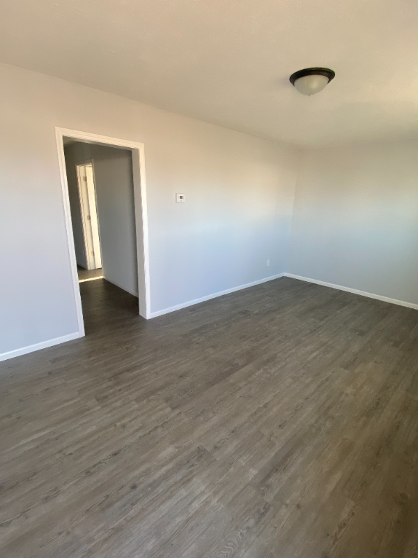517 S Clark St - Photo 4 of 8