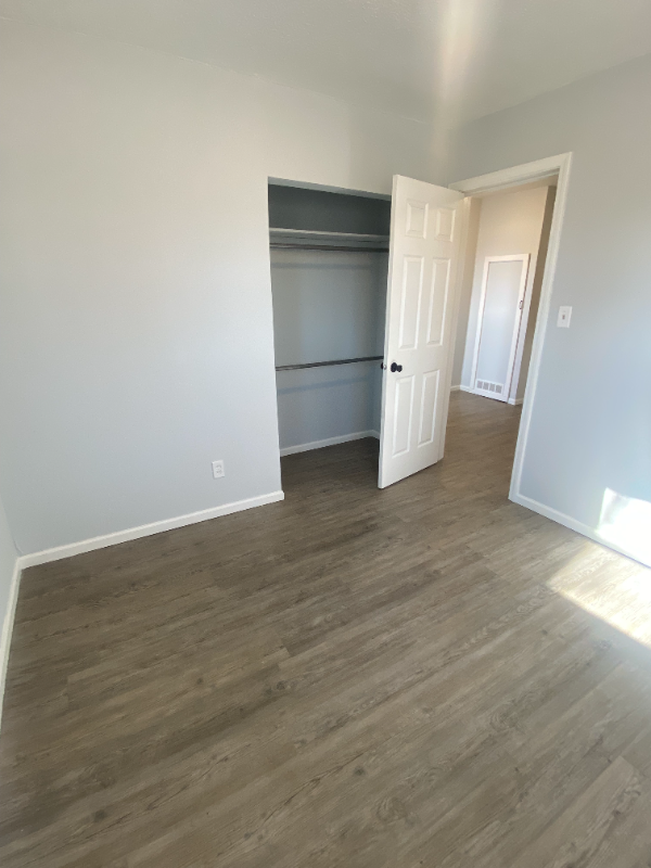 517 S Clark St - Photo 6 of 8