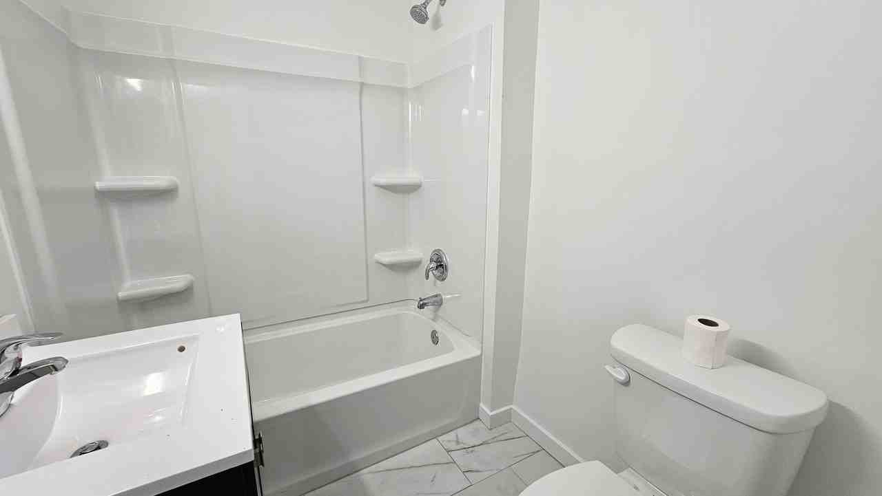 940 Hancock St - Photo 4 of 18