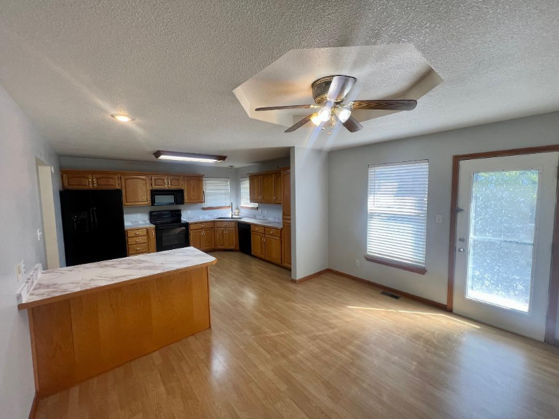 733 Village St - Photo 2 of 15