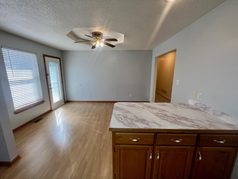 733 Village St - Photo 3 of 15