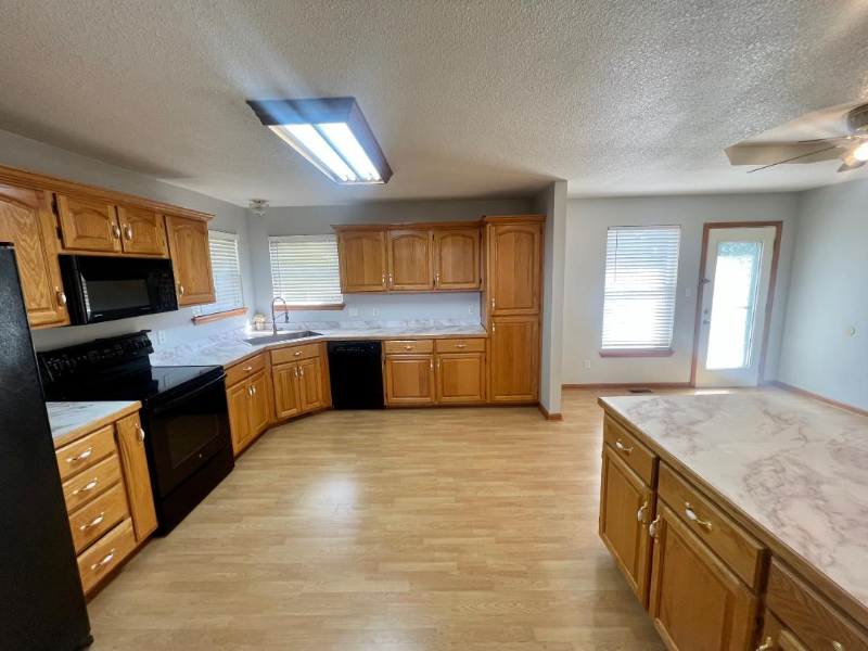 733 Village St - Photo 4 of 15