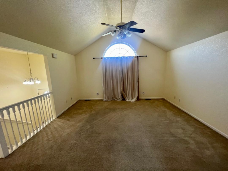 733 Village St - Photo 5 of 15