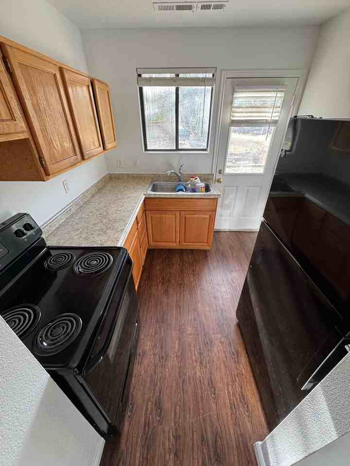 261 N State St #4 - Photo 6 of 18
