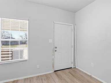 1721 Nw 34th St - Photo 3 of 20