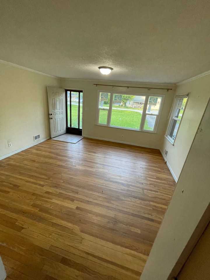 3144 S Richardt Ave - Photo 3 of 11