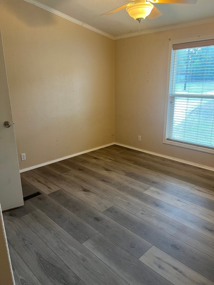 933 Front St - Photo 3 of 19
