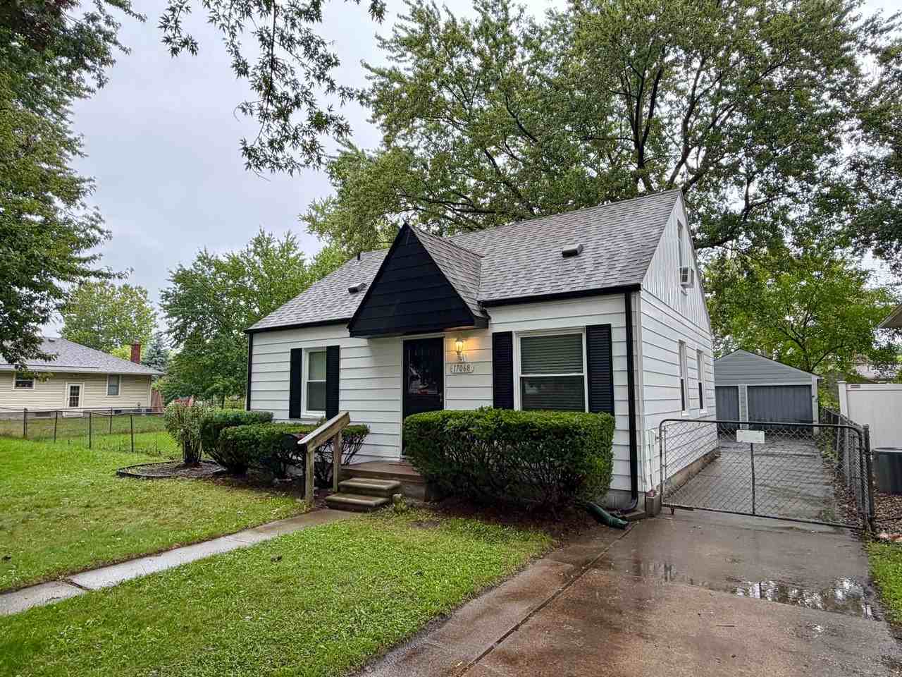 17068 Euclid Ave - Photo 2 of 15