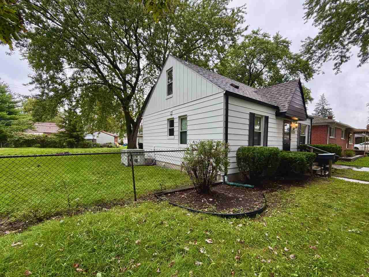 17068 Euclid Ave - Photo 3 of 15
