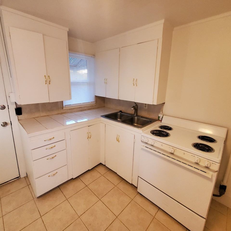 0114 24th St #C - Photo 2 of 5