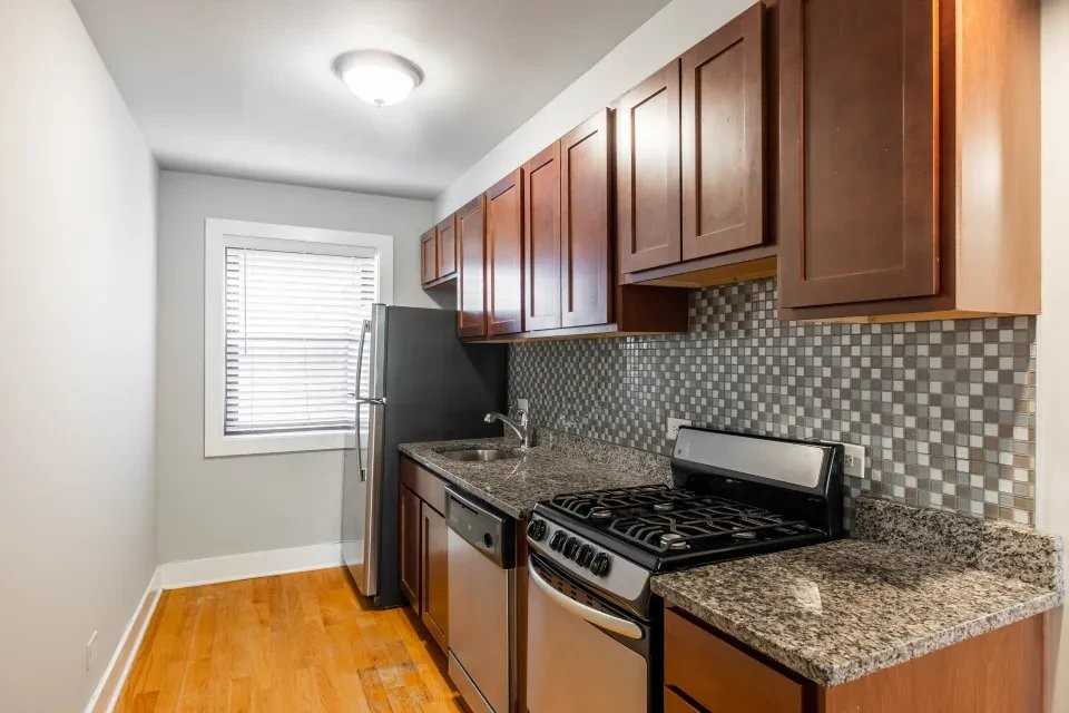 1435 N Dearborn St - Photo 6 of 10