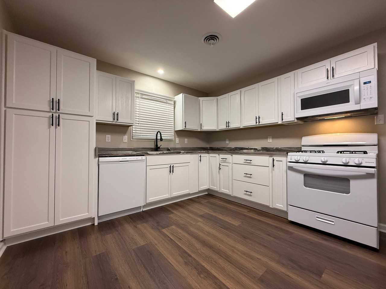 2104 Clay St - Photo 5 of 20