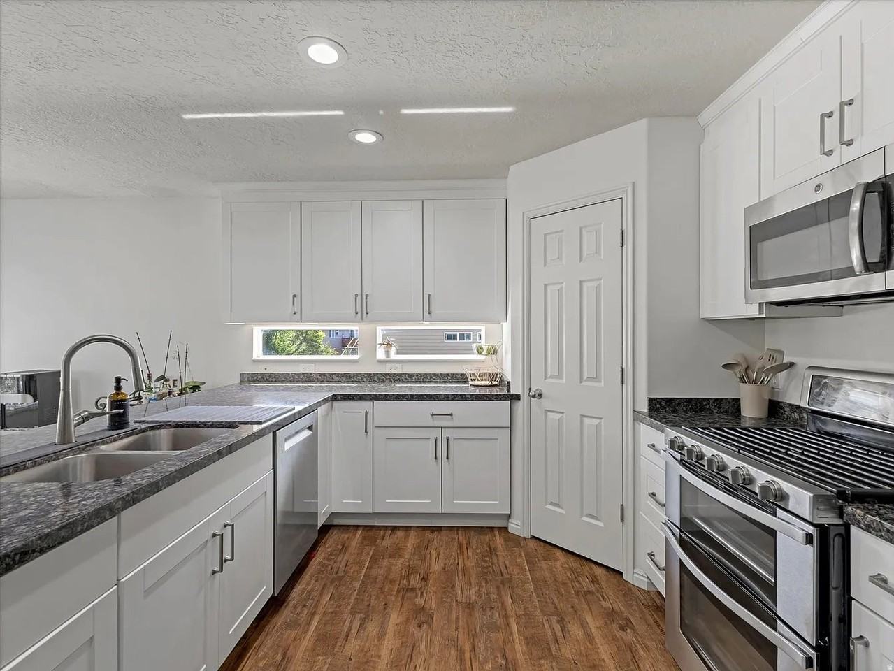 991 Oldham Dr - Photo 3 of 20