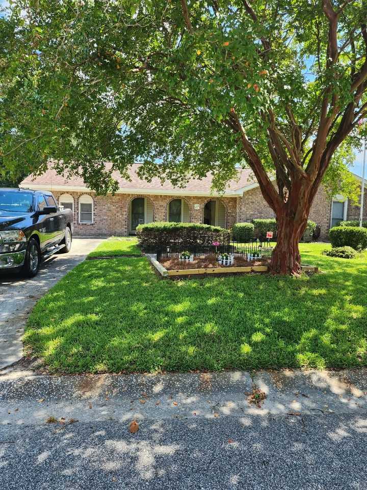 209 Arrowhead Dr - Photo 2 of 13