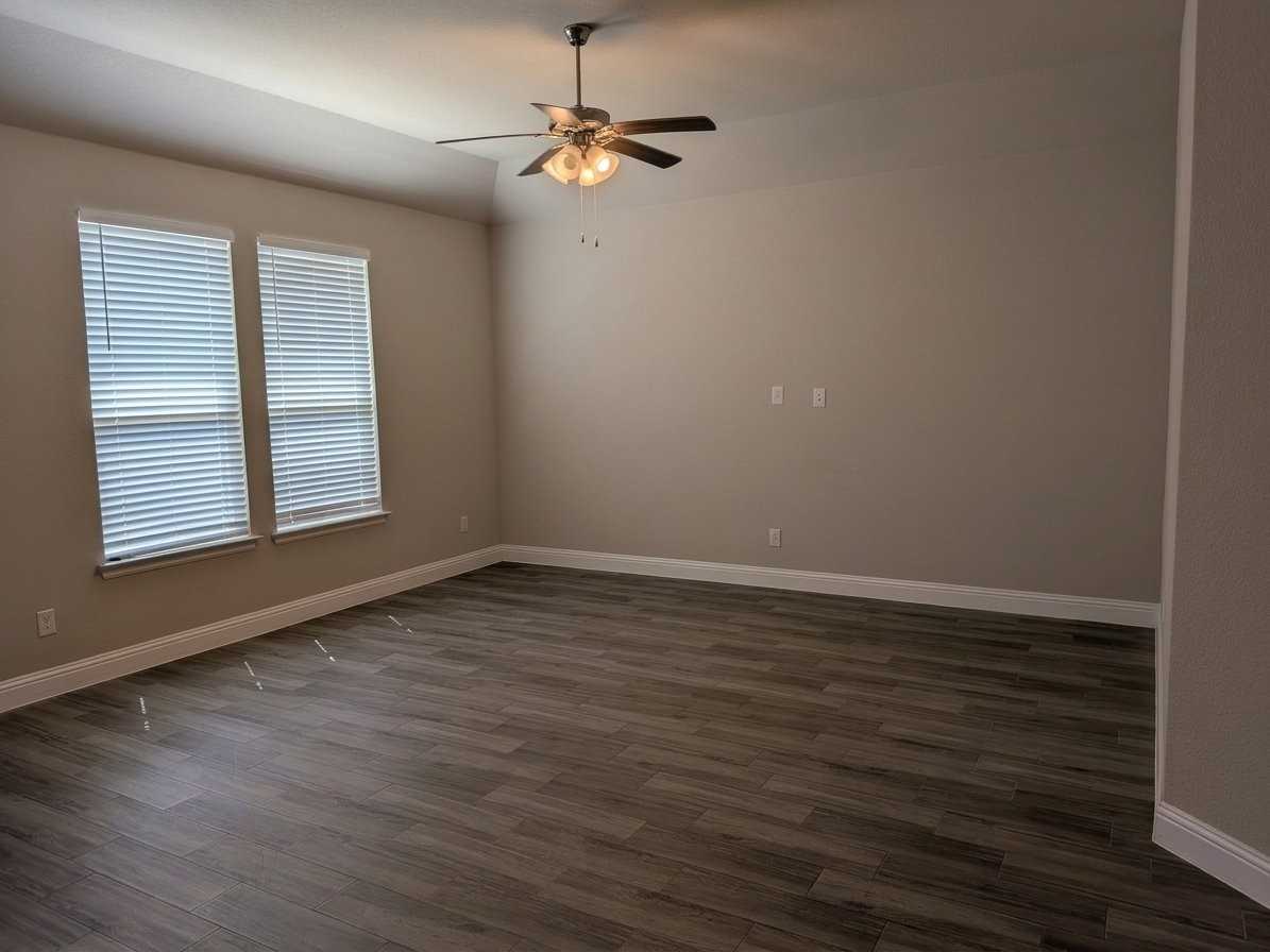 1042 Almond St - Photo 5 of 12