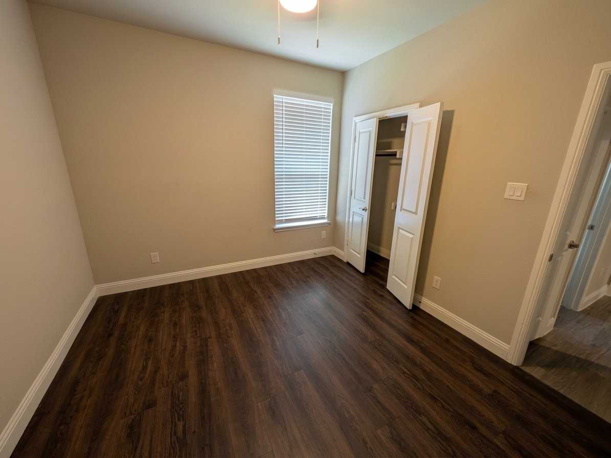 1042 Almond St - Photo 6 of 12