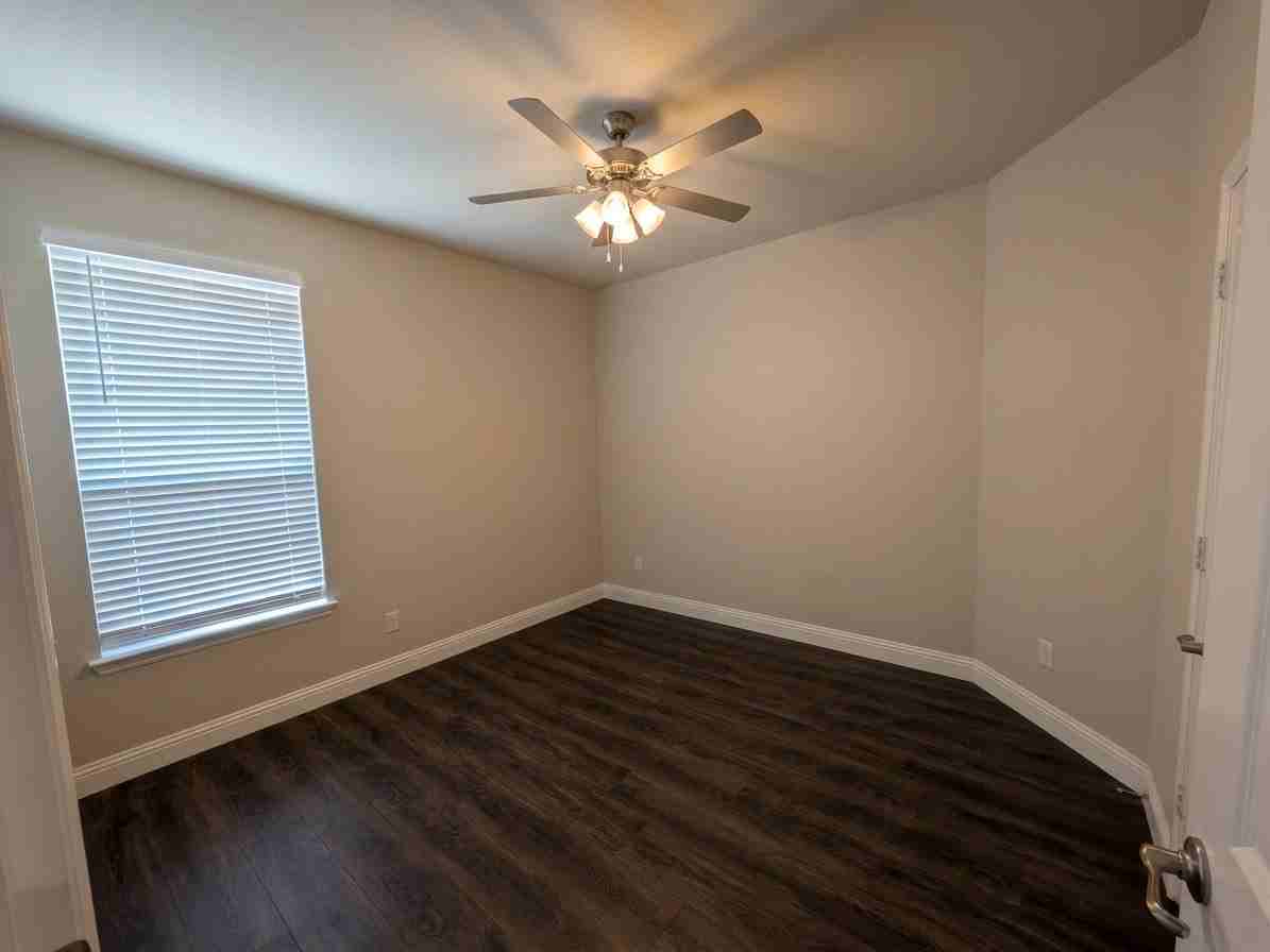 1042 Almond St - Photo 7 of 12