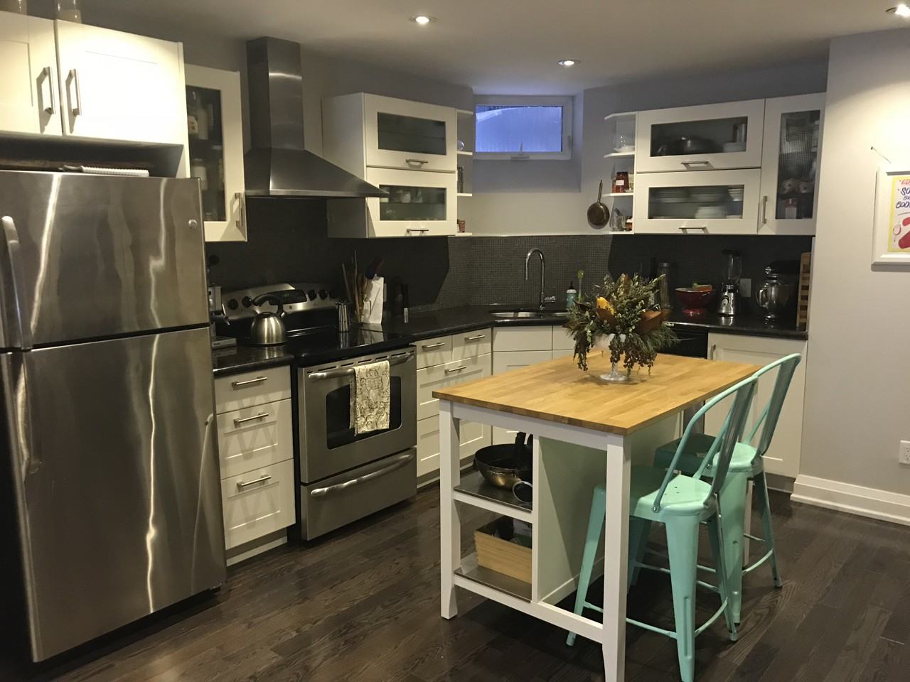 487 Markham St - Photo 2 of 8