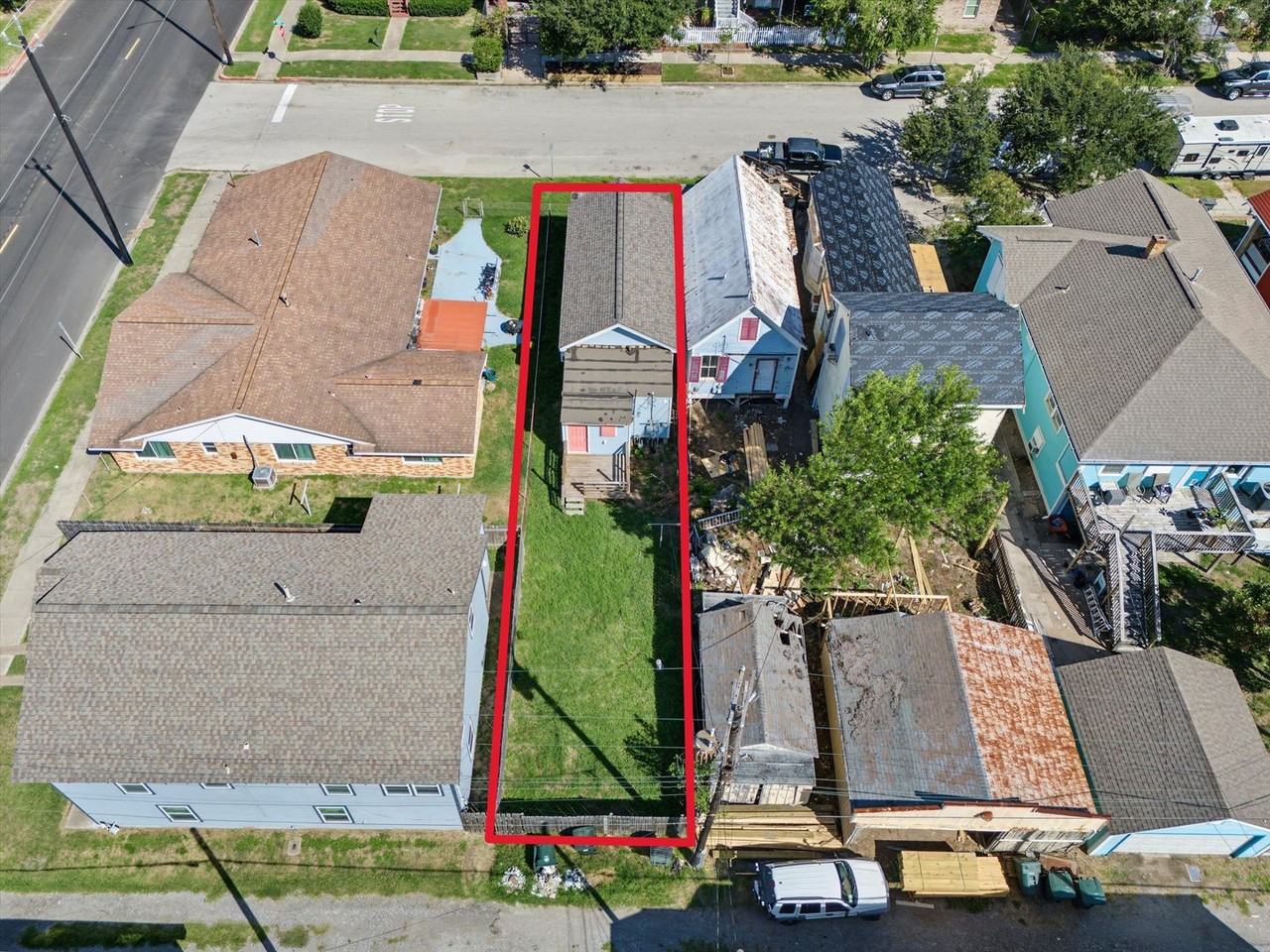 723 Sealy St - Photo 3 of 16