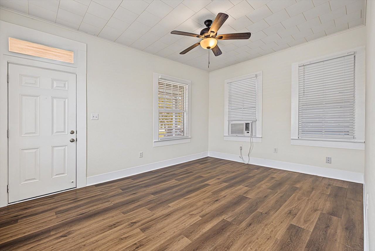 723 Sealy St - Photo 5 of 16