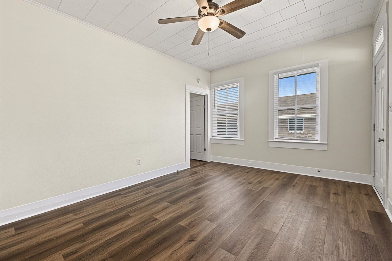 723 Sealy St - Photo 6 of 16